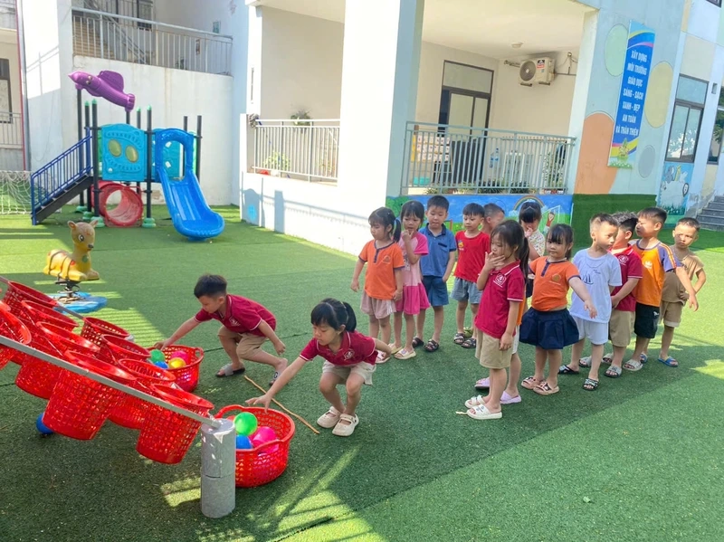 Bật mí mẹo chơi ném bóng vào rổ giúp trẻ ném chính xác