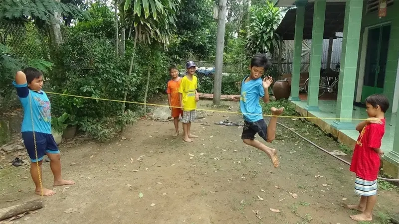 Cách chơi nhảy dây chun truyền thống ngoài sân