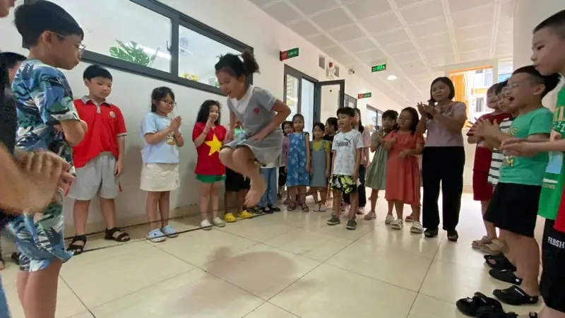 Nhảy dây chun ngoài trời cùng bạn bè