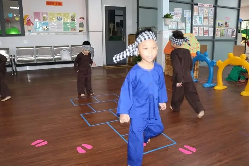 Nhảy Lò Cò Giáo Dục kết hợp vui chơi học tập