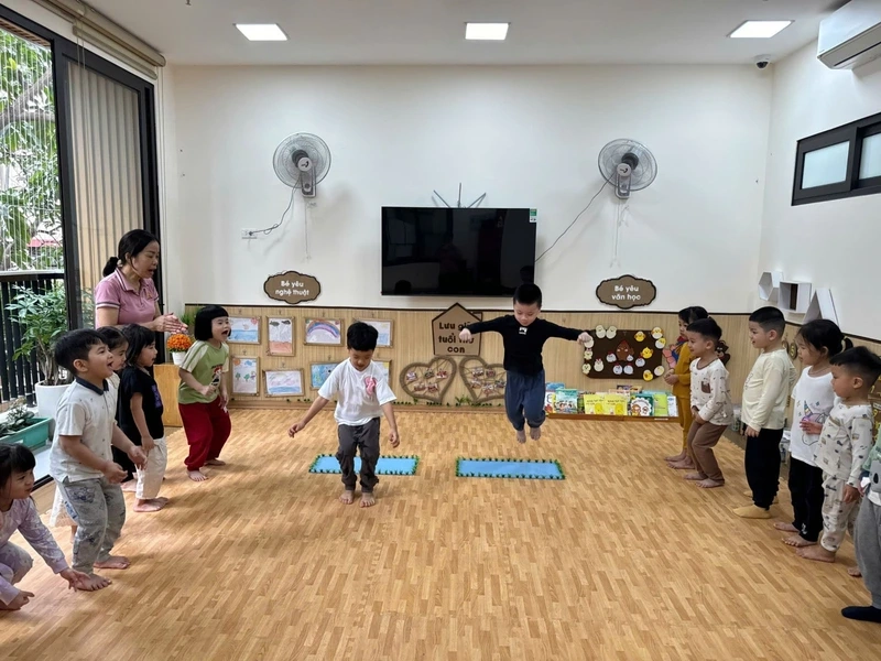 Chia sẻ cách tổ chức trò nhảy qua suối cho lớp đông