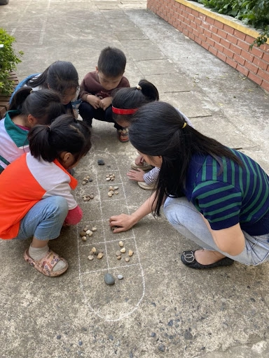 Bàn chơi ô ăn quan mộc mạc gắn liền tuổi thơ