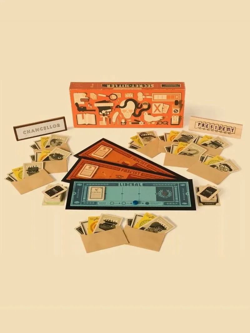 Thiết kế bài Secret Hitler rất đẹp