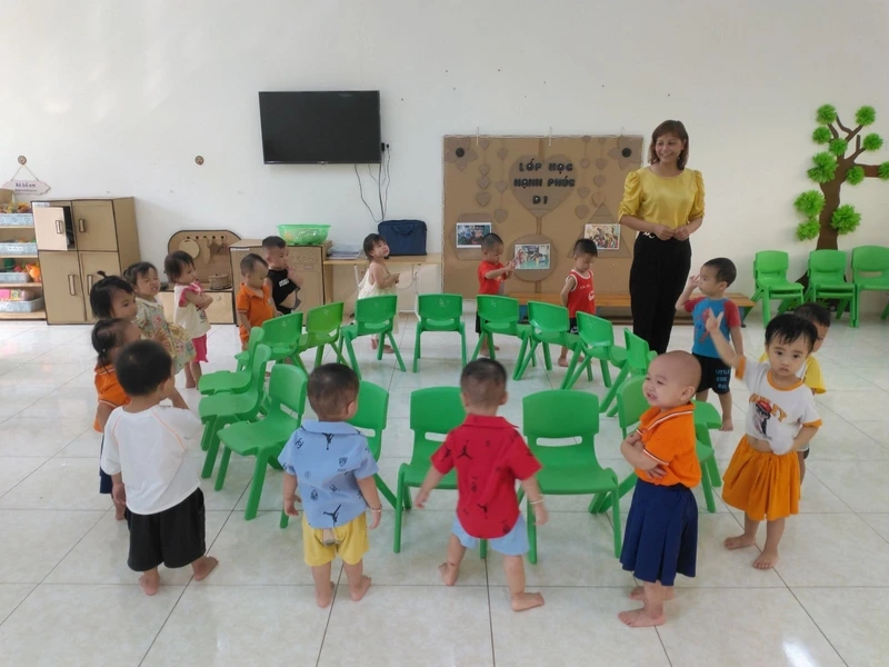 Trải nghiệm trò chơi thi xem ai nhanh vận động giúp trẻ tăng phản xạ