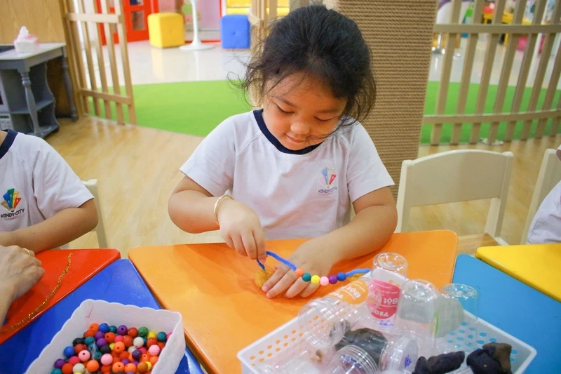 Giờ chơi bổ ích rèn đôi tay khéo léo nhờ xâu hạt vòng cho trẻ em