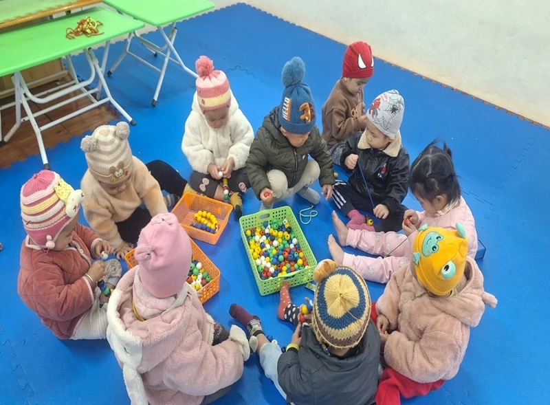 Giờ sinh hoạt yên tĩnh với trò chơi xâu hạt vòng