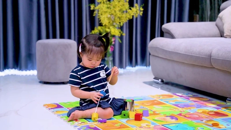 Giúp bé kiên nhẫn hơn nhờ xâu hạt vòng rèn sự khéo léo