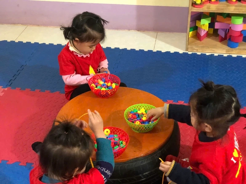 Lưu giữ khoảnh khắc học tập qua hình ảnh xâu hạt vòng