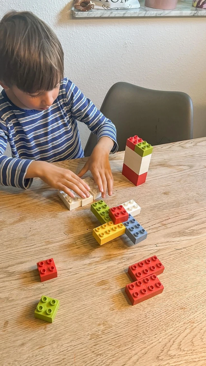 Giờ chơi bổ ích giúp bé tập trung hơn nhờ xếp hình lego cho trẻ em