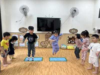 Nhảy qua suối - Bí quyết dạy bé nhảy xa và tiếp đất an toàn