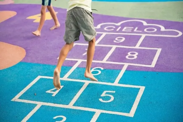 Nhảy lò cò - Luật chơi và cách tổ chức trò chơi tập thể