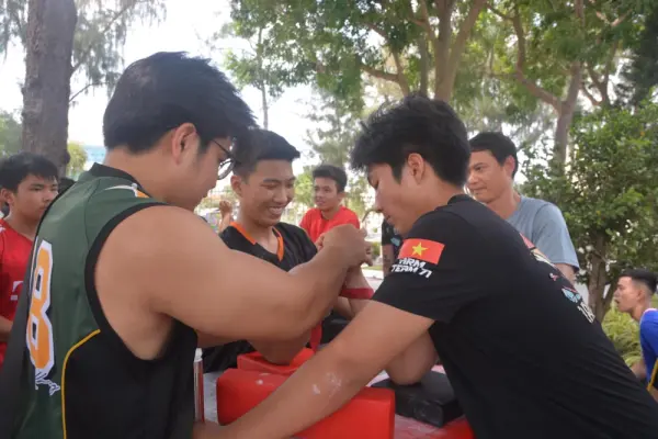 Vật tay - Luật thi đấu quốc tế chuẩn nhất bạn cần biết