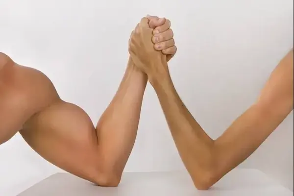 Đấu vật tay – Trò chơi thử thách sức mạnh và ý chí