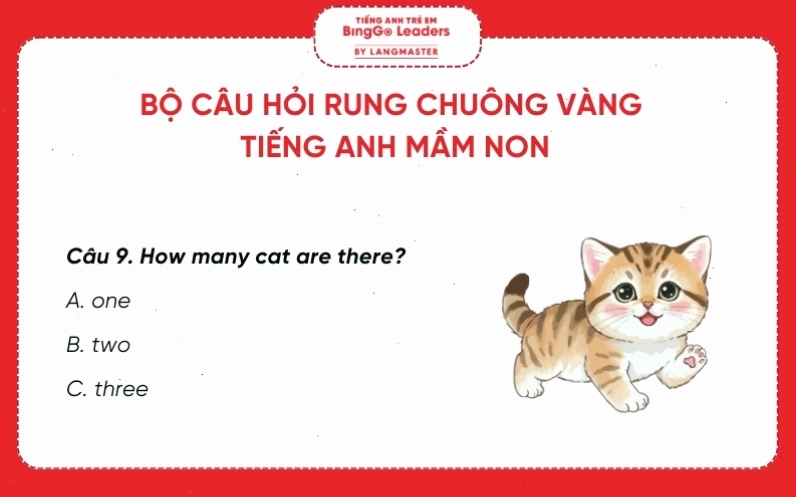 Bé giơ tay phát biểu trong buổi học