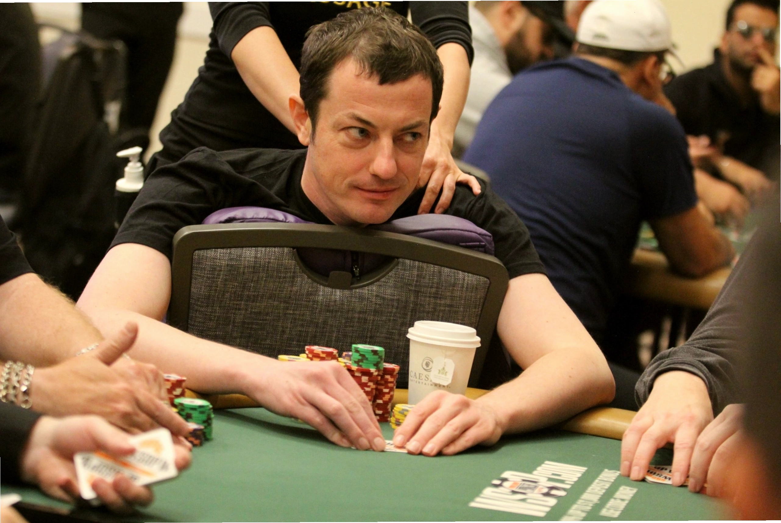 Biểu cảm hài hước của một người chơi poker sau một ván bài thua đậm