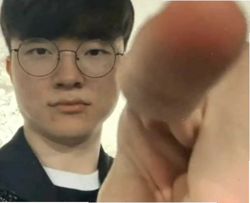 Biểu cảm ngạc nhiên của Faker