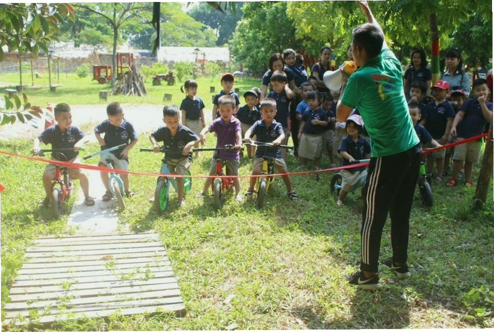 Cả gia đình cùng tham gia trò Đua xe đạp