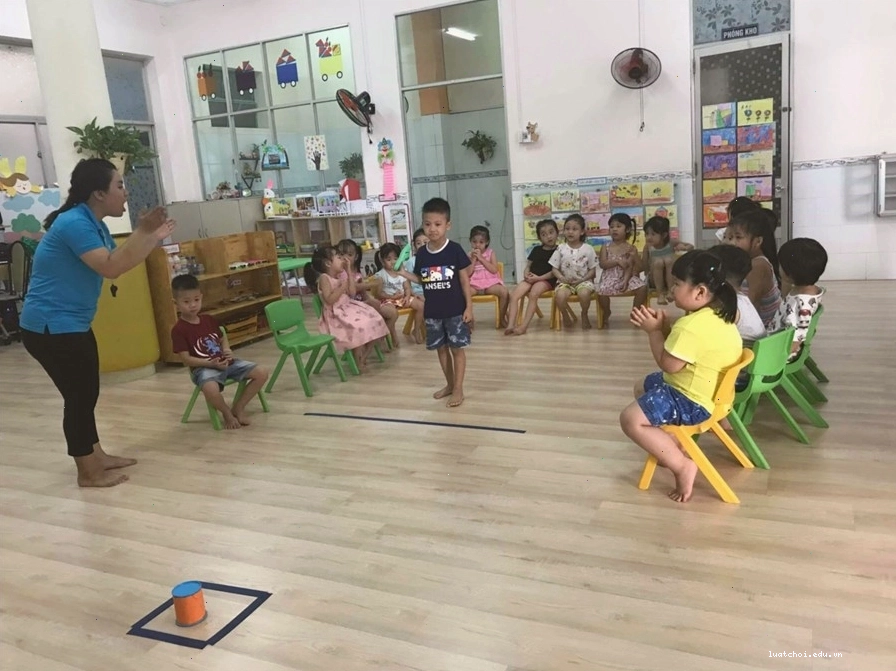 Cảnh người giữ lon cố gắng bắt người chơi