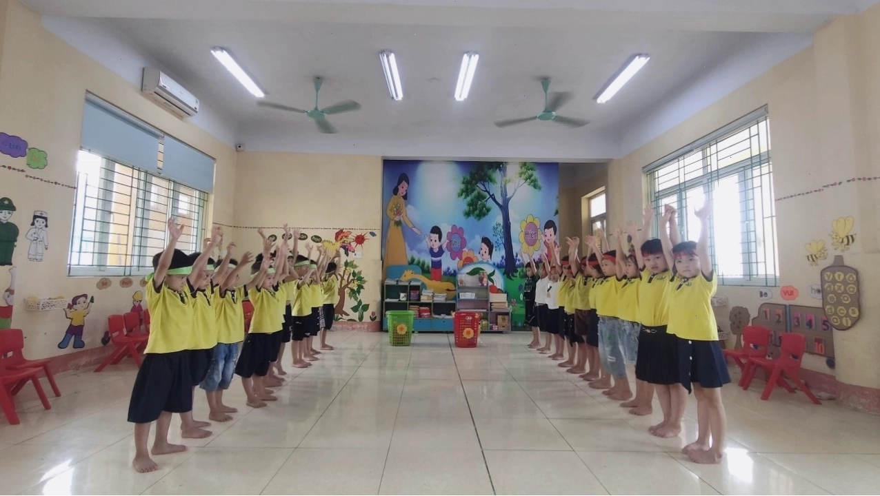 Cặp đôi đang kẹp bóng bằng lưng di chuyển
