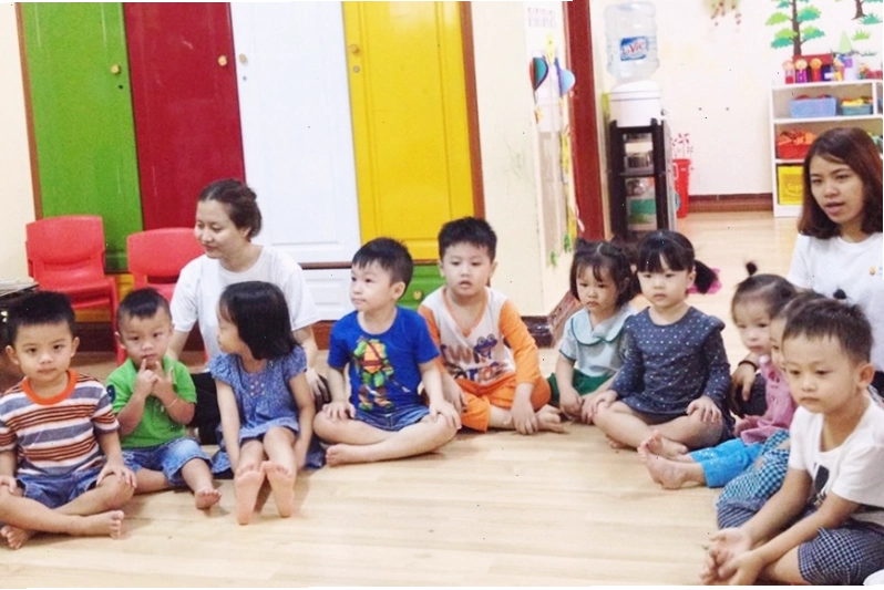 Chuẩn bị thuyền giấy nhiều màu sắc cho trò chơi về đúng bến