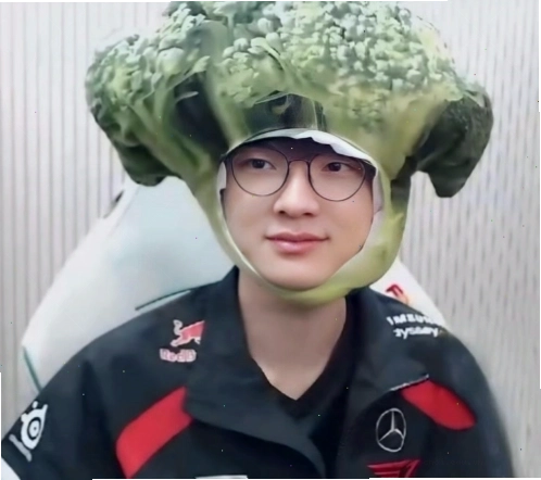 Faker meme với nụ cười tươi