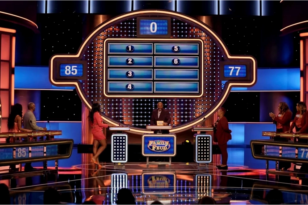 Family Feud là một game tương tác dựa trên khảo sát đám đông, mang tính giải trí cao