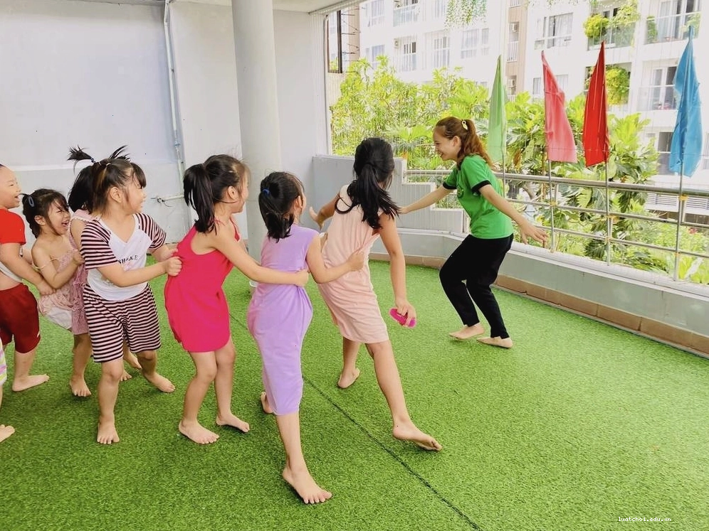 Gia đình cùng chơi trò Rồng rắn lên mây