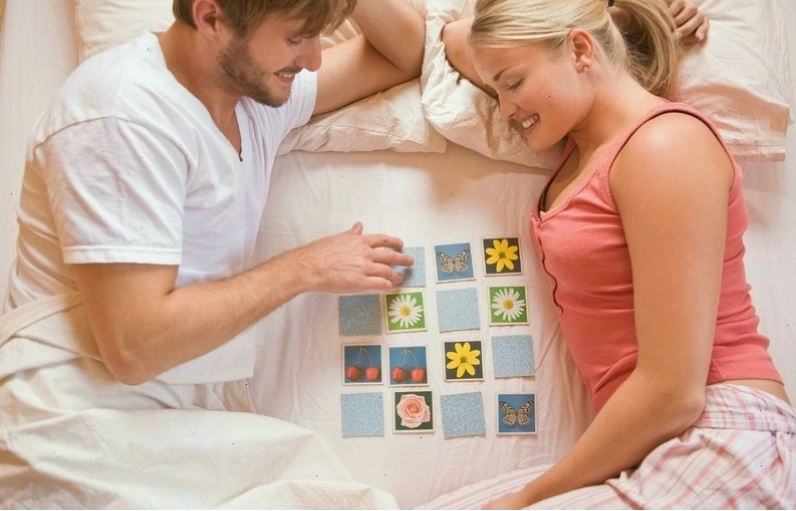 Giao diện của một trò chơi luyện trí nhớ hiển thị các cặp thẻ cần tìm