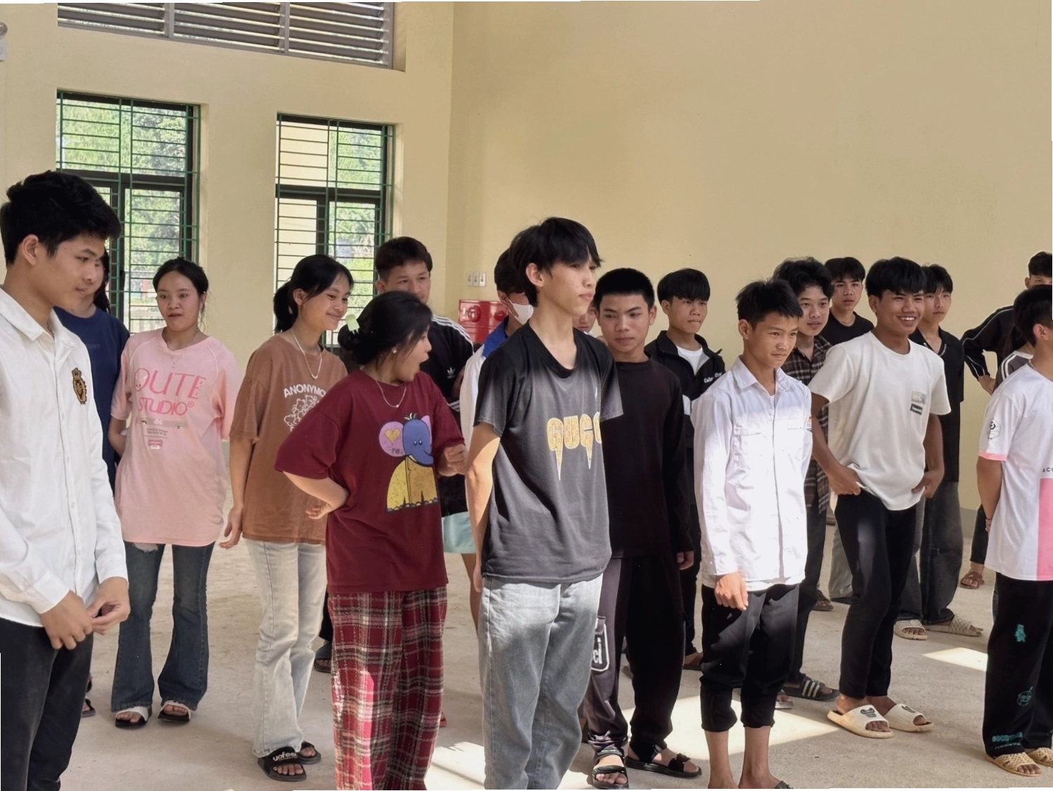 Giáo viên đang hướng dẫn trẻ chơi trò chơi học tập