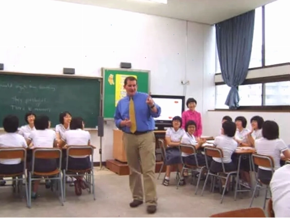 Giáo viên ESL đang chơi trò chơi với học sinh nhỏ tuổi