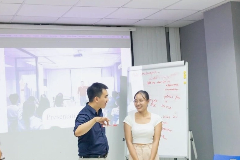 Giáo viên khuyến khích học viên tích cực tham gia warm up game