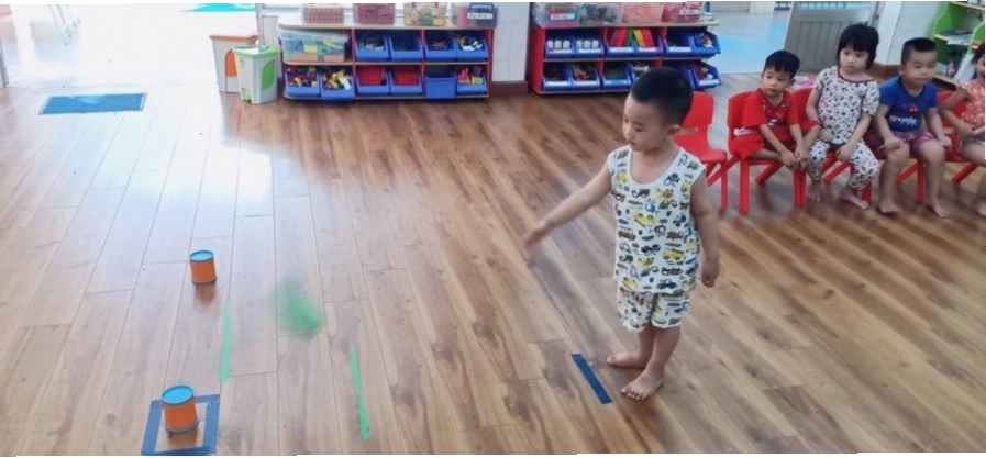 Hình ảnh minh họa trò chơi tạt lon với lon và dép