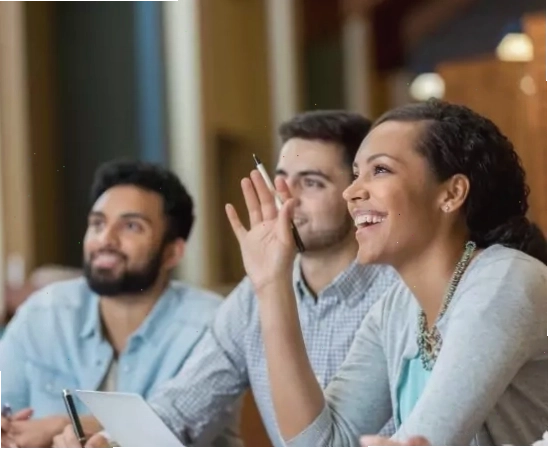 Học sinh cười đùa khi chơi trò chơi trong lớp học ESL