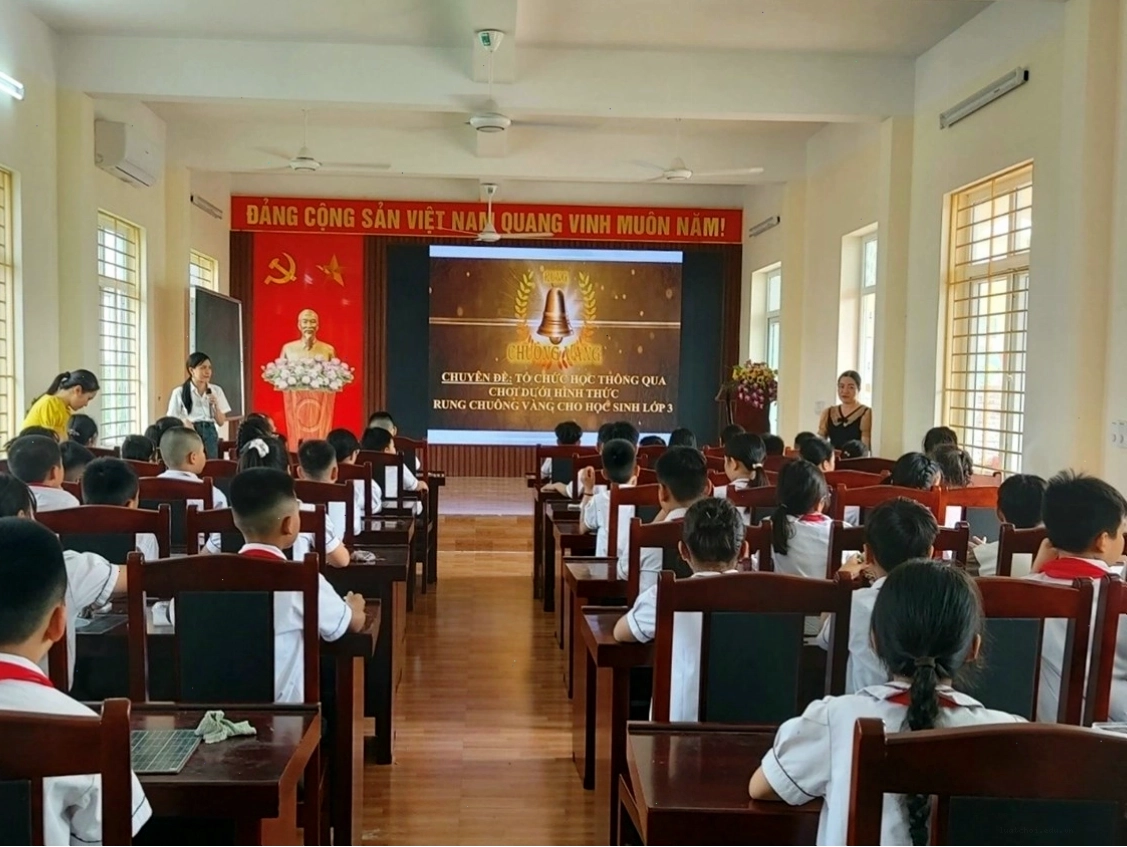 Học sinh giơ bảng trả lời câu hỏi trong phần thi khởi động