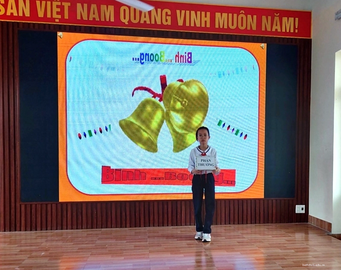 Học sinh nhận giải Nhất Rung Chuông Vàng