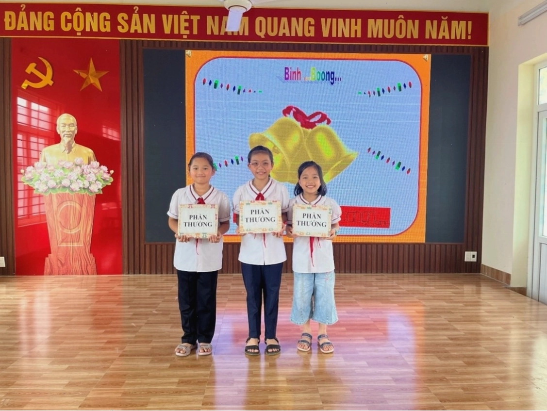 Học sinh nhận giải Nhì Rung Chuông Vàng