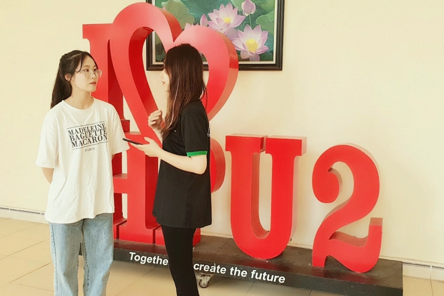 Học sinh thảo luận nhóm để đoán tên các quốc gia qua hình ảnh