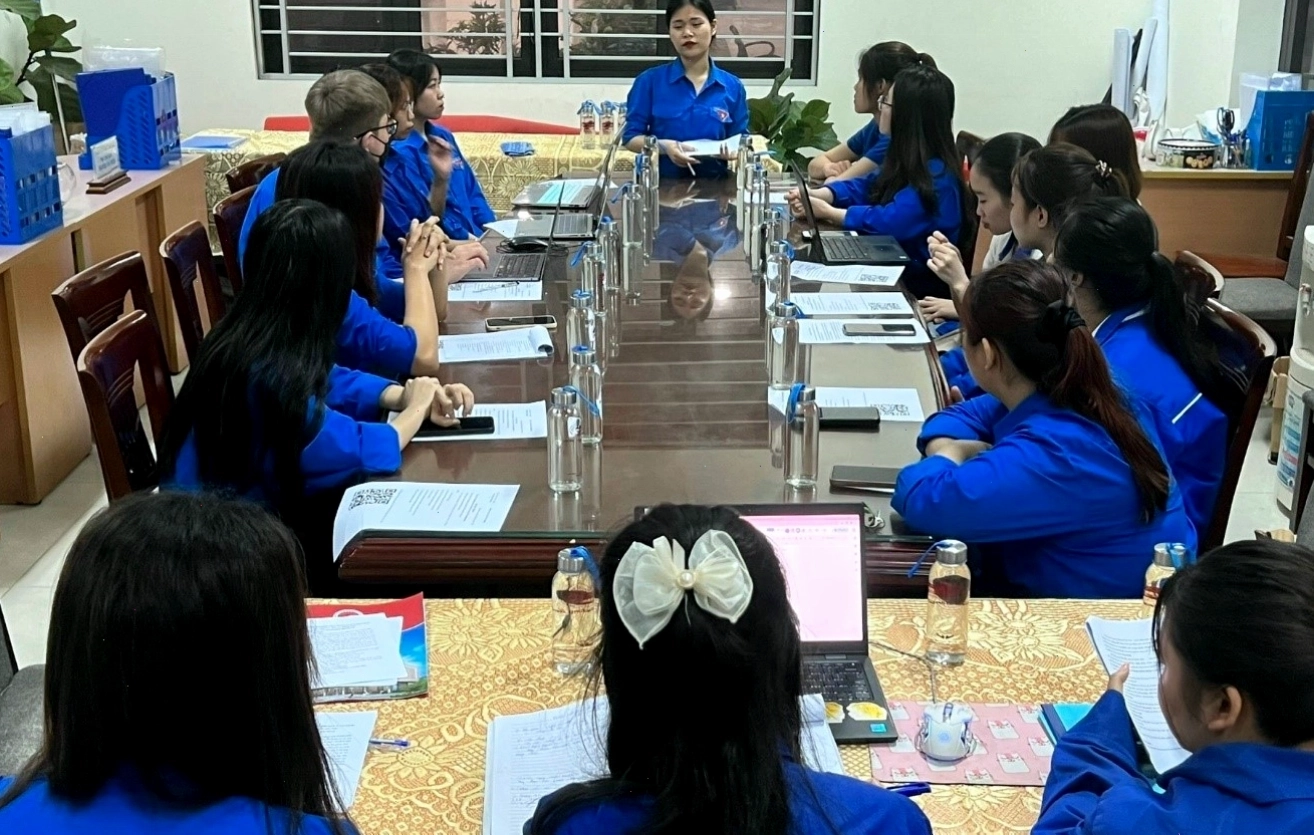 Học sinh thì thầm truyền đạt thông điệp bí mật cho nhau