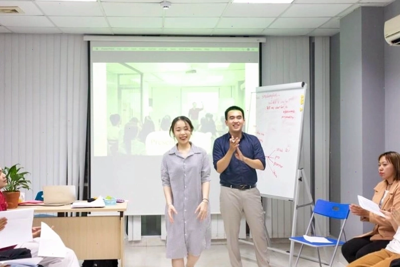 Học viên thảo luận nhóm trong hoạt động warm up