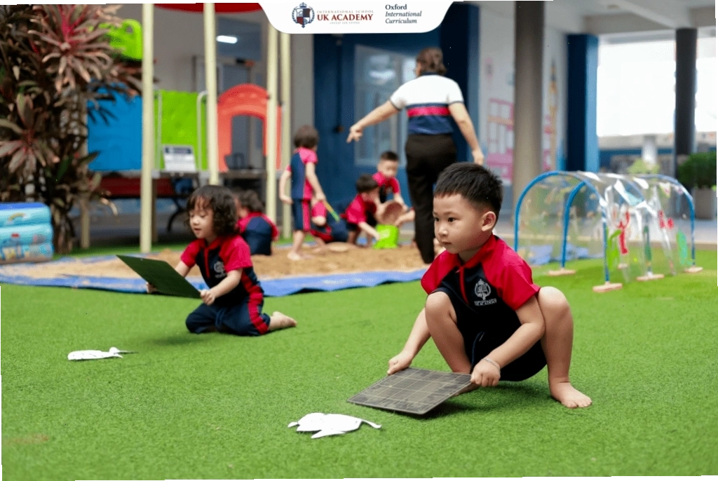 Lồng ghép rất nhiều trò chơi vận động bổ ích và thú vị khác vào chương trình học của trẻ mầm non