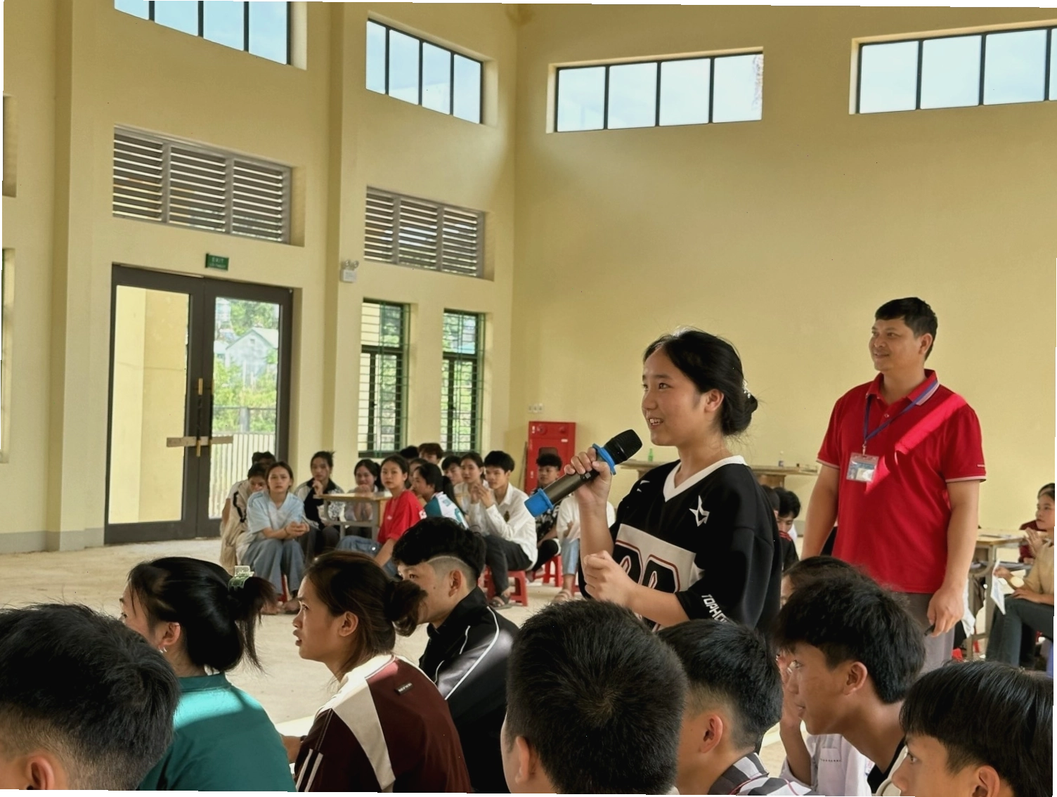 Một nhóm trẻ đang chơi trò ghép hình