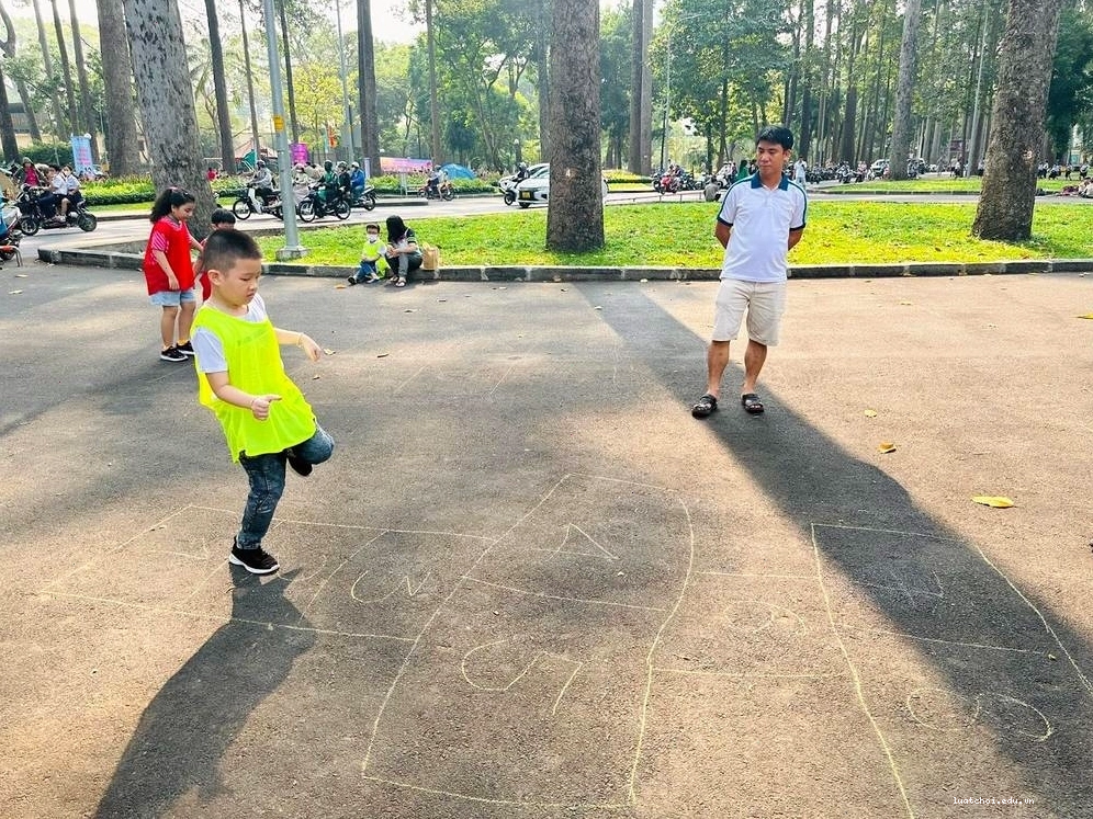 Nhảy lò cò - Trò chơi gia đình tăng cường sức khỏe