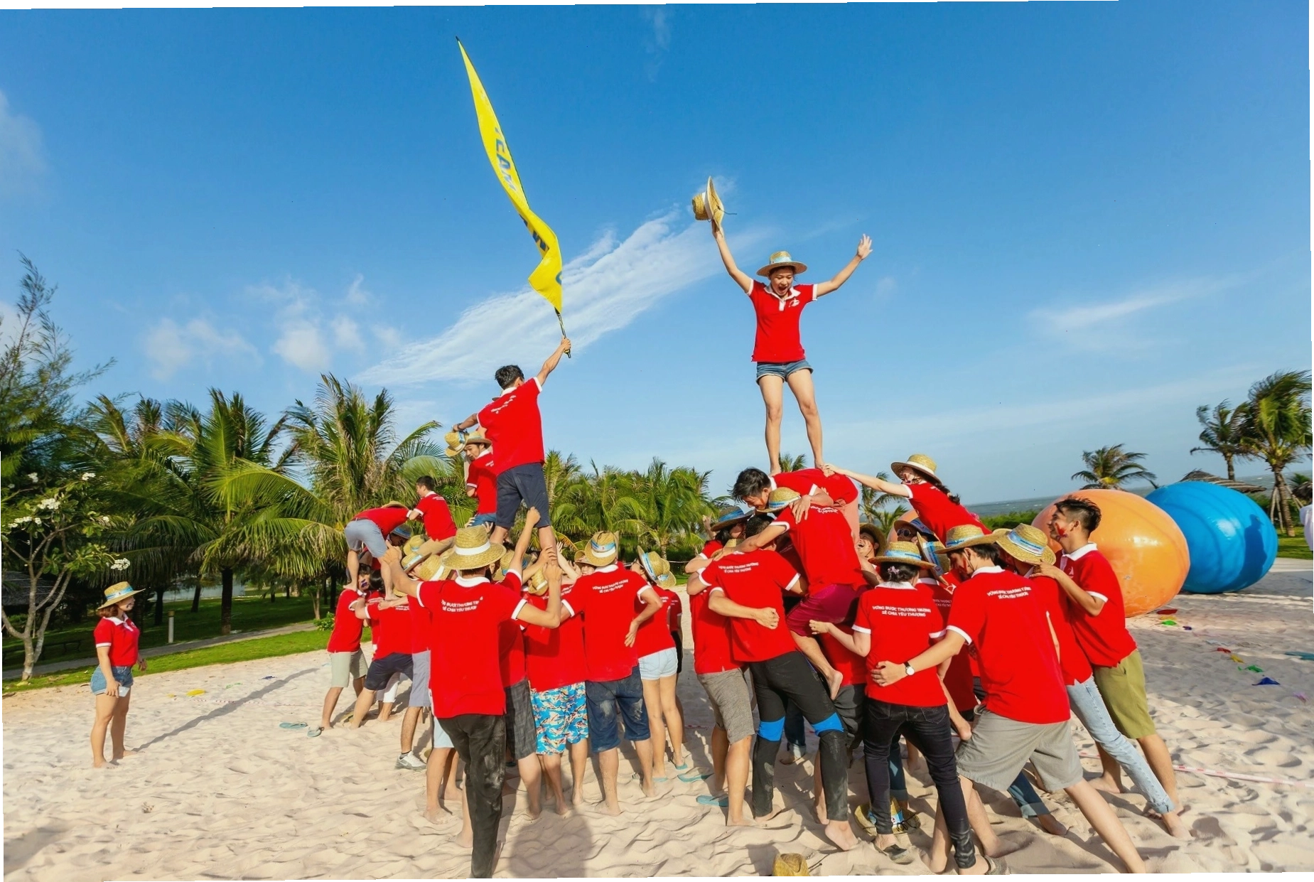 Nhóm người đang thảo luận xây dựng kịch bản team building