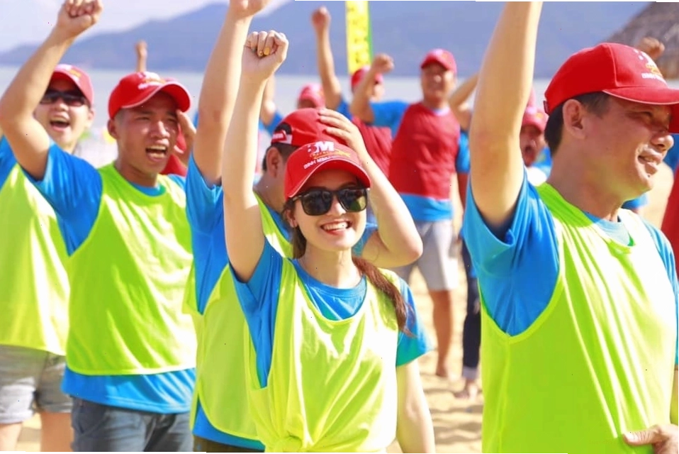 Nhóm người tham gia trò chơi khởi động team building vui vẻ