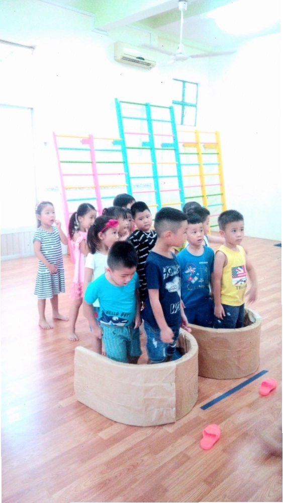 Nhóm trẻ chơi trò chơi tạt lon