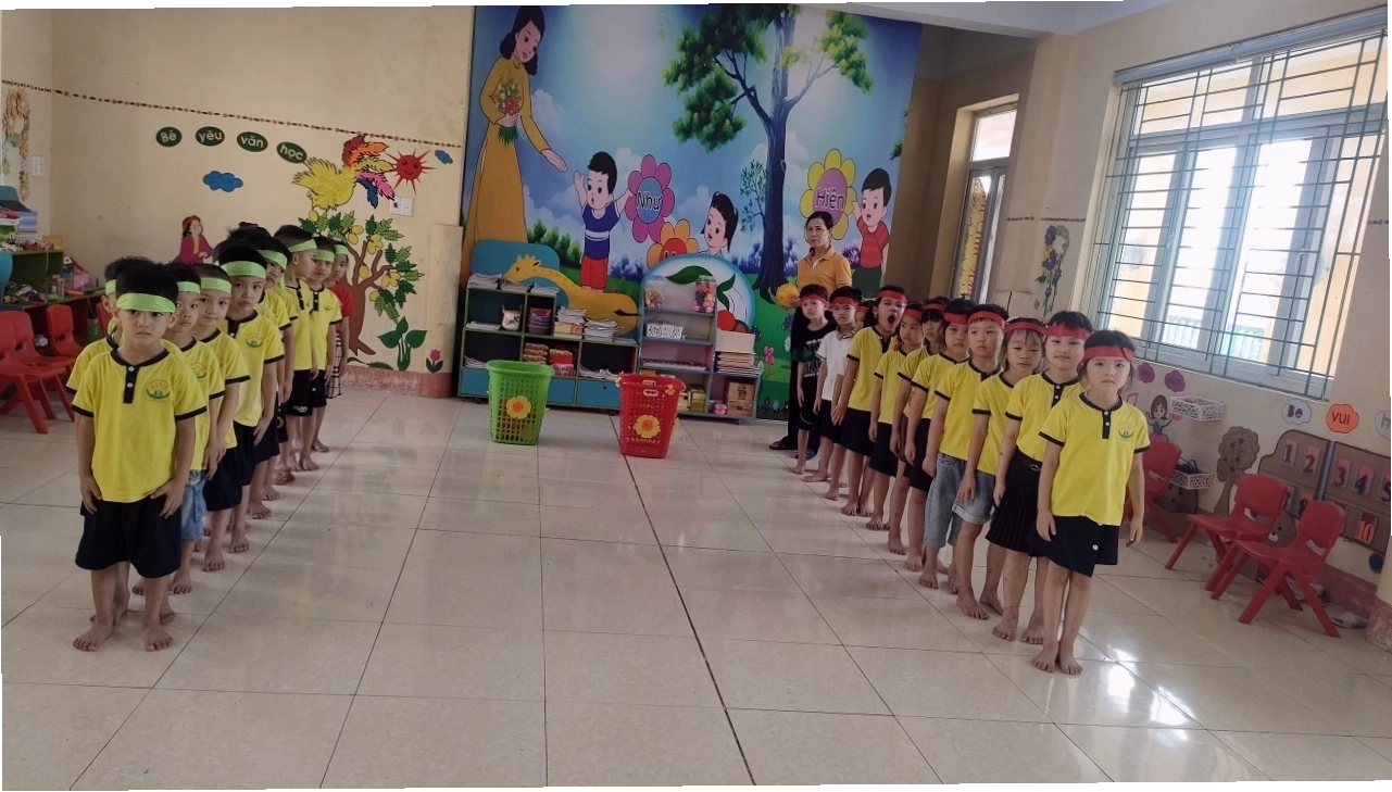 Nhóm trẻ vui vẻ tham gia trò chơi kẹp bóng