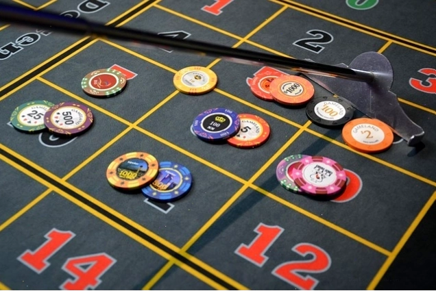 Những con chip với các màu sắc khác nhau trên bàn chơi Poker