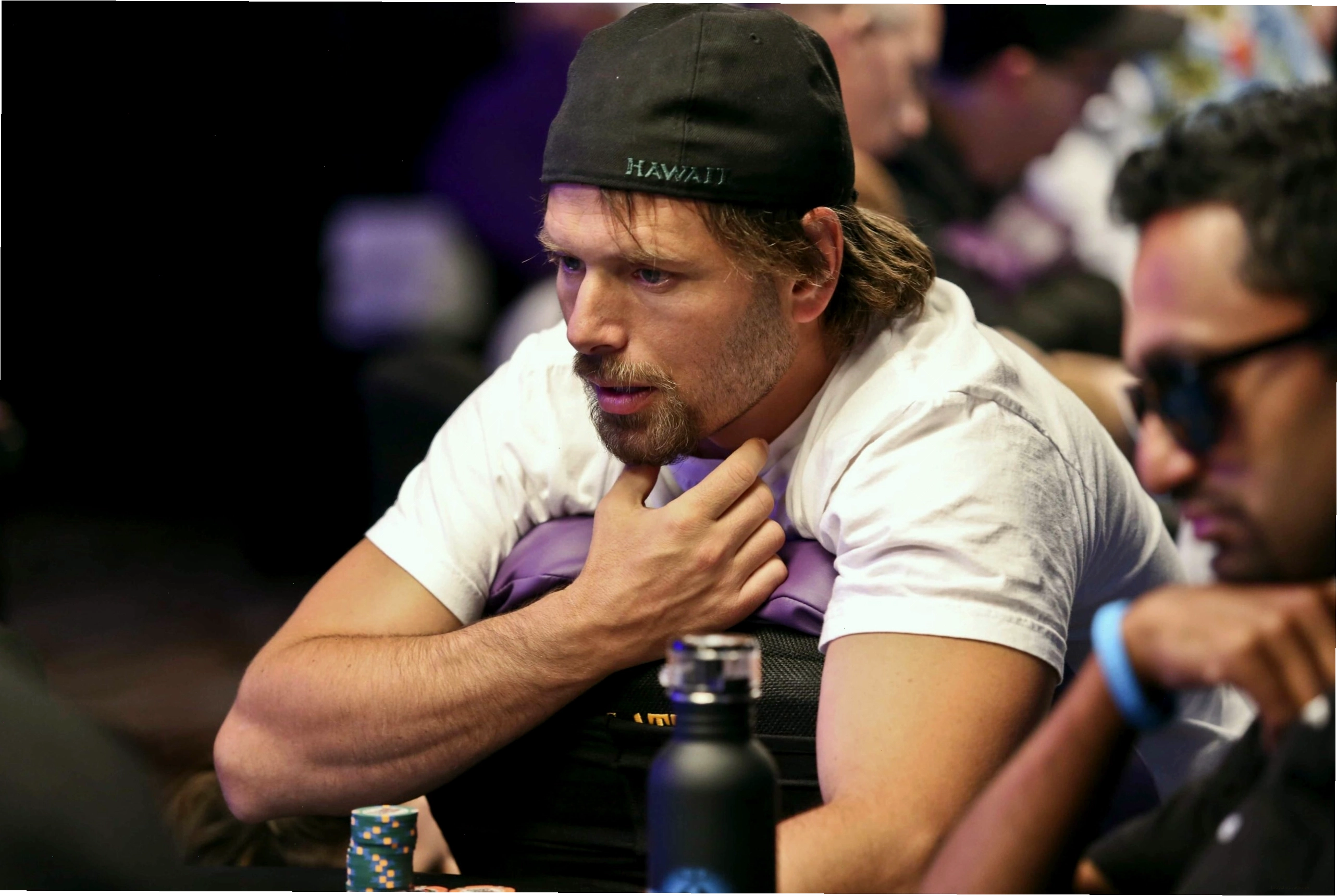 Rick Salomon tại một bàn poker chuyên nghiệp, thể hiện sự tập trung cao độ