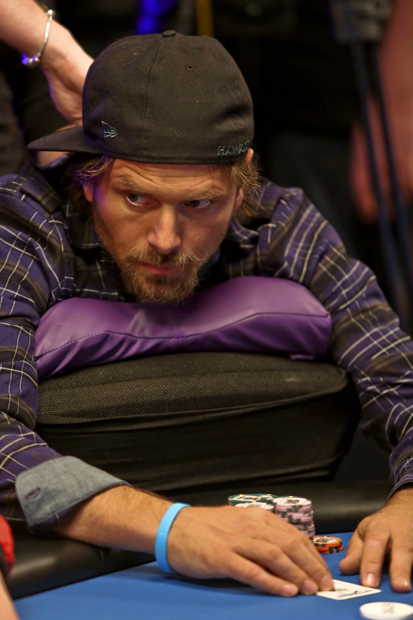 Rick Salomon trong một bối cảnh sang trọng, thể hiện sự giàu có