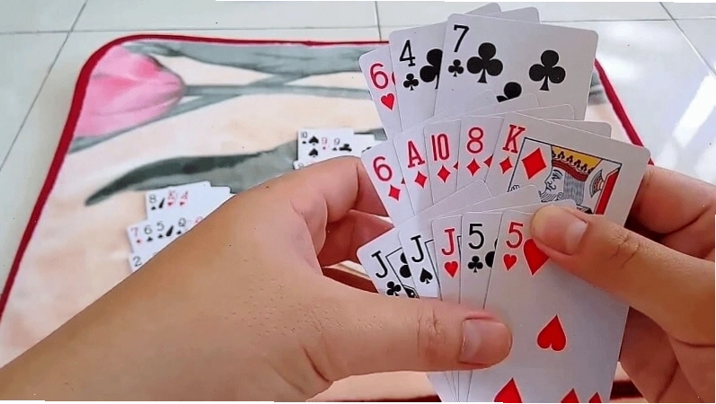 So sánh tổ hợp Cù Lũ trong Binh Xập Xám và Poker